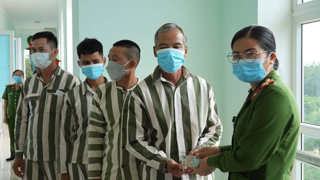 Hỗ trợ cấp căn cước công dân khi chấp hành xong án phạt tù trở về địa phương (Ảnh: Trang TTĐT Công an tỉnh Kon Tum)